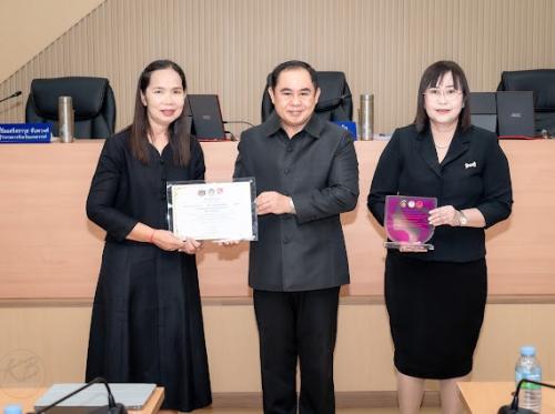 เข้ารับรางวัลคนกองทุนพัฒนาบทบาทสตรีดีเด่นระดับจังหวัด